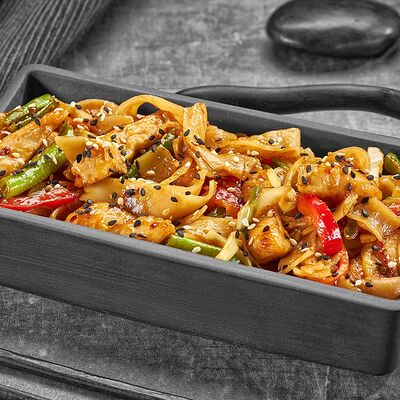 Рисовая лапша с курицей под соусом терияки в Суши Мастер по цене 279 ₽