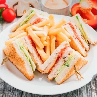 Клаб сендвич с беконом в PANORAMA по цене 490 ₽