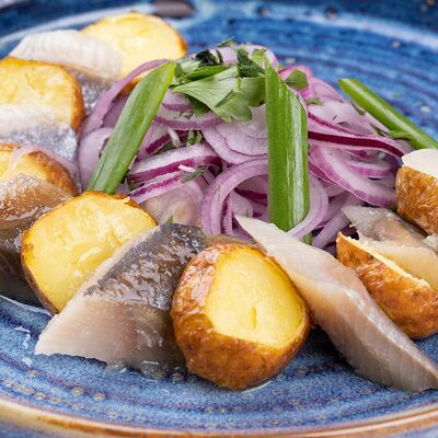 Сельдь с картофелем в На речке по цене 440 ₽