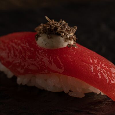 Суши Тунец с трюфелем в Asian Hands по цене 684 ₽