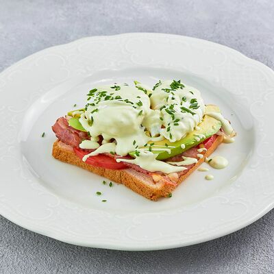 Яйцо Бенедикт с беконом и томатами в Царь по цене 490 ₽