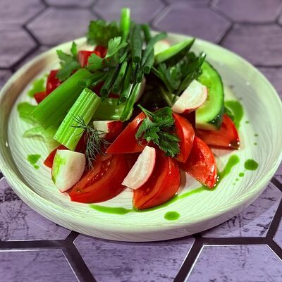 Свежие овощи с грядки в МЁД kitchen по цене 672 ₽