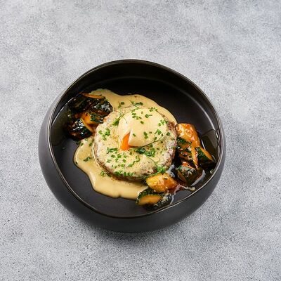 Рубленый бифштекс с голландским соусом и яйцом пашот в 1st Gallery Lounge по цене 1125 ₽