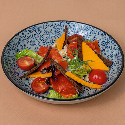 Салат с лососем и гренками в Хочу пури по цене 725 ₽