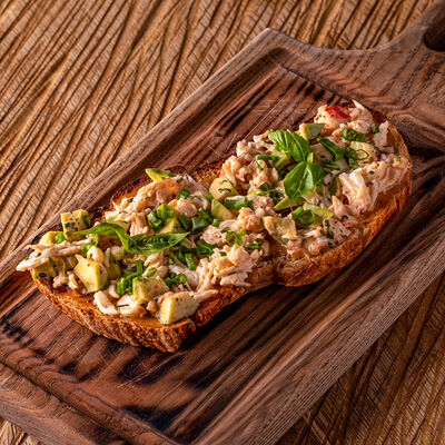 Бутер с крабом, авокадо и соусом чили в Горыныч по цене 1360 ₽