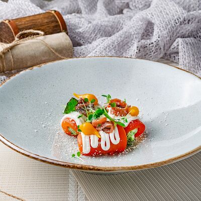 Закуска из перца с молодым сыром и анчоусами в муссе из Пармезана в Сен Тропе по цене 690 ₽