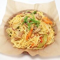 Ми сао яичная лапша с морепродуктами в Wok & Box