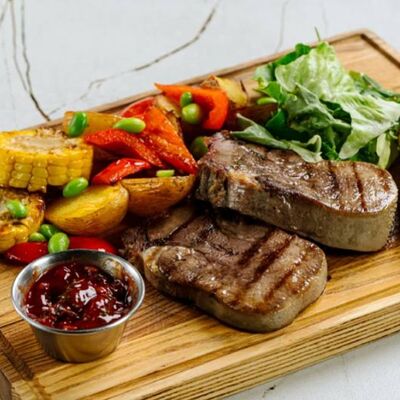 Медальоны из языка теленка с золотистым картофелем и овощами в Крем кафе по цене 1145 ₽