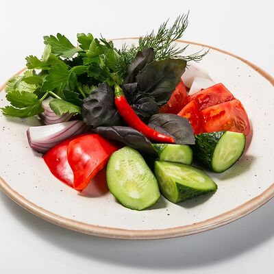 Тарелка сезонных овощей в Лариса Ивановна по цене 695 ₽