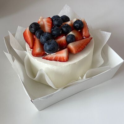 Бенто-торт с горкой сезонных ягод в Амрита по цене 2200 ₽