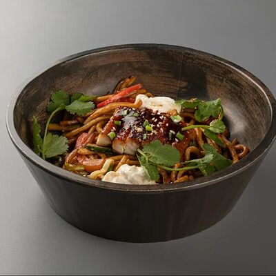 Удон с угрем и сыром страчателла в Том Янг Бар по цене 740 ₽