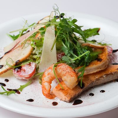 Цезарь с обжаренным лососем и креветками в Cafeshion по цене 790 ₽