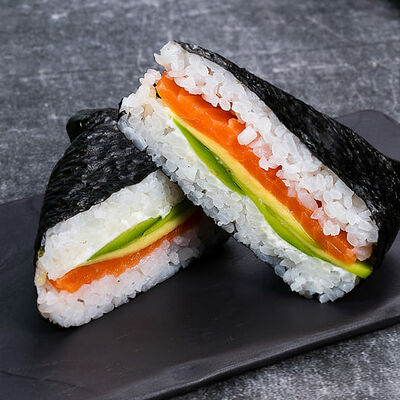 Онигири с лососем в Суши Мастер по цене 329 ₽