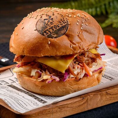 Бургер с рёберным мясомв Хуторок по цене 575 ₽