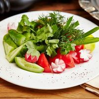 Ассорти из свежих овощей с зеленью в Перовские бани