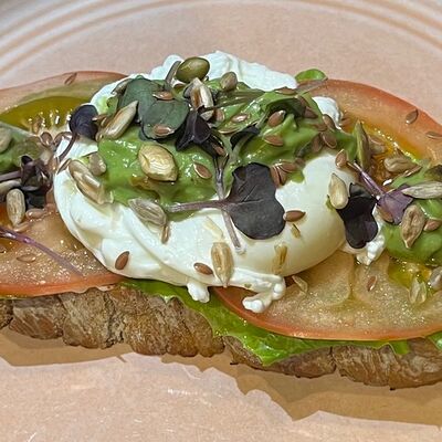 Тост с гуакамоле и яйцомв ШефМалина по цене 550 ₽