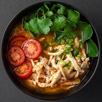 Том Ям с курицей и рисомв Joly Woo по цене 675 ₽