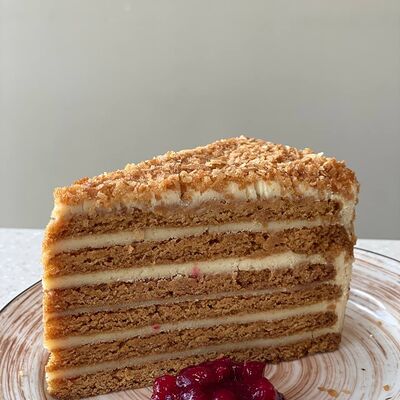 Пирожное Медовик в Bella Chiglintseva по цене 350 ₽