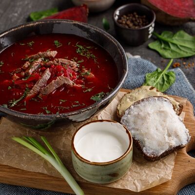 Борщ с говядиной и сметаной в Охота на Енота по цене 510 ₽