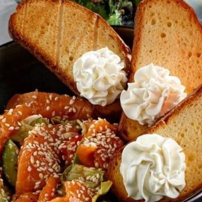 Салат из свежих овощей и маринованного лосося в Kamakura по цене 1050 ₽