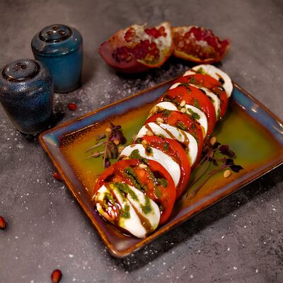 Моцарелла с помидорами в Шато Манави по цене 750 ₽