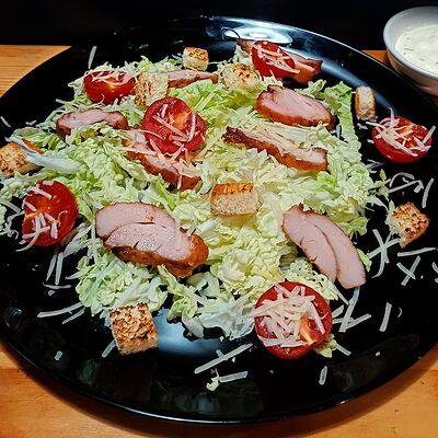 Салат Цезарь с курицей в Блин да денёр по цене 460 ₽