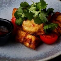 Хрустящий баклажан и томаты со страчателлой в Кабуки