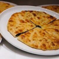 Пирог с курицей, шпинатом и сыром в Пекарня у дома