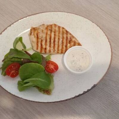 Стейк из куриного филе со сливочно-ореховом соусомв Матрёшка по цене 470 ₽