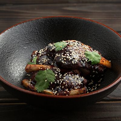 Запеченные свиные ребра в карамельном соусе в Jager restopub по цене 710 ₽