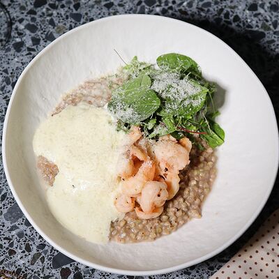 Зелёная гречка с креветками, яйцом пашот и пармезаномв Sweetheart по цене 770 ₽