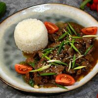 Филе телятины, жаренное с перцем, луком и гарниром из риса в Чапай