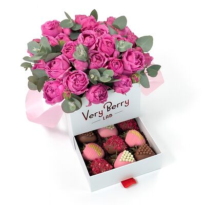 Шкатулка с клубникой и кустовыми розами S в Клубника в шоколаде VeryBerryLab по цене 6690