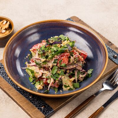 Салат по-грузински в Хинкальная Легенда по цене 820 ₽