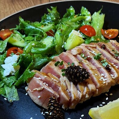 Тунец с лесным конфи и легким салатомв В завязке по цене 860 ₽