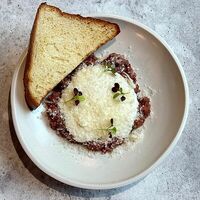 Тартар из мраморной говядины с муссом из пармезана и бриошью в u.bistro