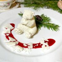 Белый медведь из сливочного сыра в Васнецовъ