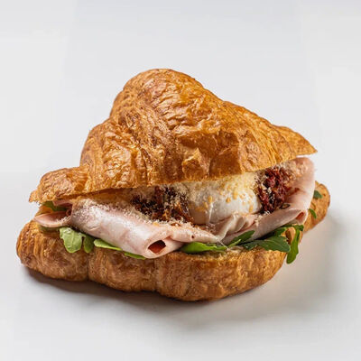 Круассан с мортаделлой и соусом песто в Миндаль по цене 660 ₽