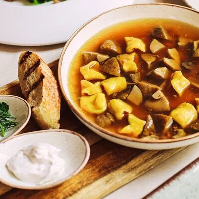 Суп из белых грибов с картофельными равиолини и постной сметаной в Беллуччи по цене 540