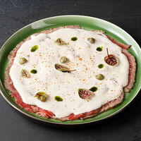 Ростбиф с соусом тоннато в Corner Grill