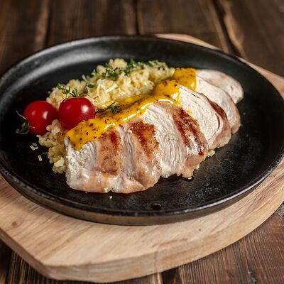 Филе куриное с булгуром в Harat's Irish Pub по цене 570 ₽