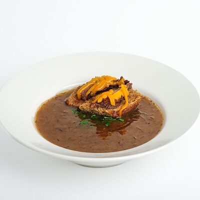 Луковый суп с томлеными говяжьими щечками на гренках в Bimi Vita по цене 590 ₽