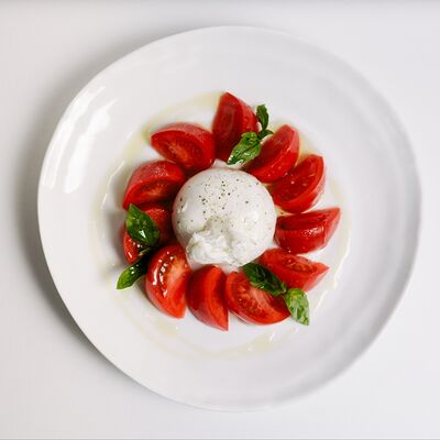 Буррата с узбекскими томатами и зеленым базиликом. в The Times Home по цене 1400 ₽
