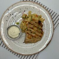 Куриная грудка с кускусом и соусом тартар в ZEBRA