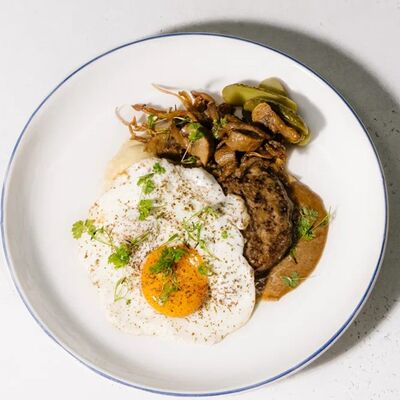 Бифштекс из мраморной говядины с картофельным пюре в Эклерная по цене 820 ₽