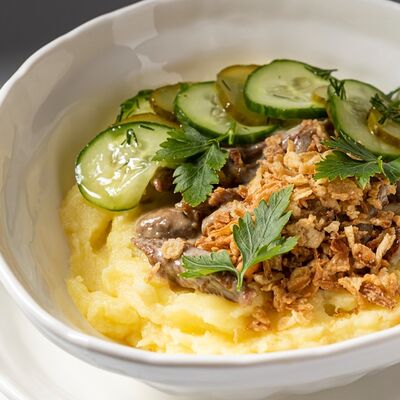 Бефстроганов с воздушным пюре в Тирольские пироги по цене 580 ₽