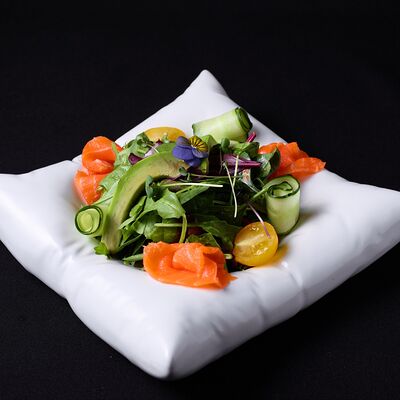 Салат с лососем в Эндорфин по цене 940 ₽