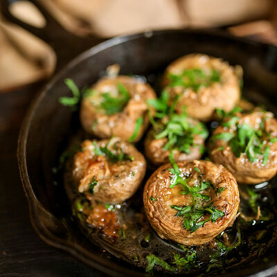 Шампиньоны с чесноком и петрушкой в Сыроварня по цене 495