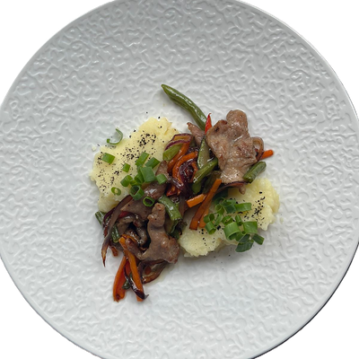 Свинина с овощами и картофельным пюре в Kitchen lab по цене 300 ₽