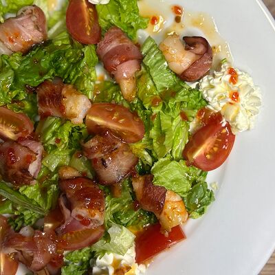 Салат с жареными креветками и бекономв Камчатка по цене 649 ₽